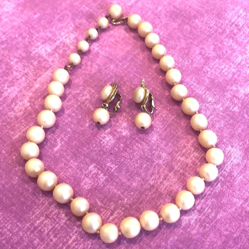 Stunning Vintage Vogue!  Off-White clip earrings necklace set
